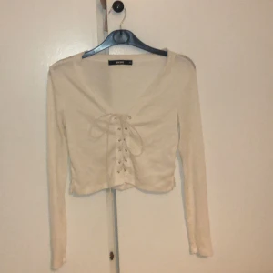 Topp - Oanvänd topp med snörning från bikbok