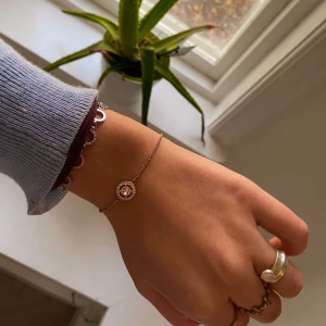 As gulligt Lily and rose armband i roséguld❤️❤️ - Lily and rose armband i roségold med en rosa Sten i mitten inköpt för 350 kr. Nästan helt oanvänt❤️