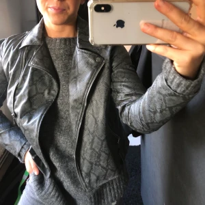 Jacka med mönster  - Asball skinn imiterad jacka med ormprint! Knappt använd dvs super bra skick och bra pris! köpt från NA-KD! Storlek S, köparen står för frakten😇🐍