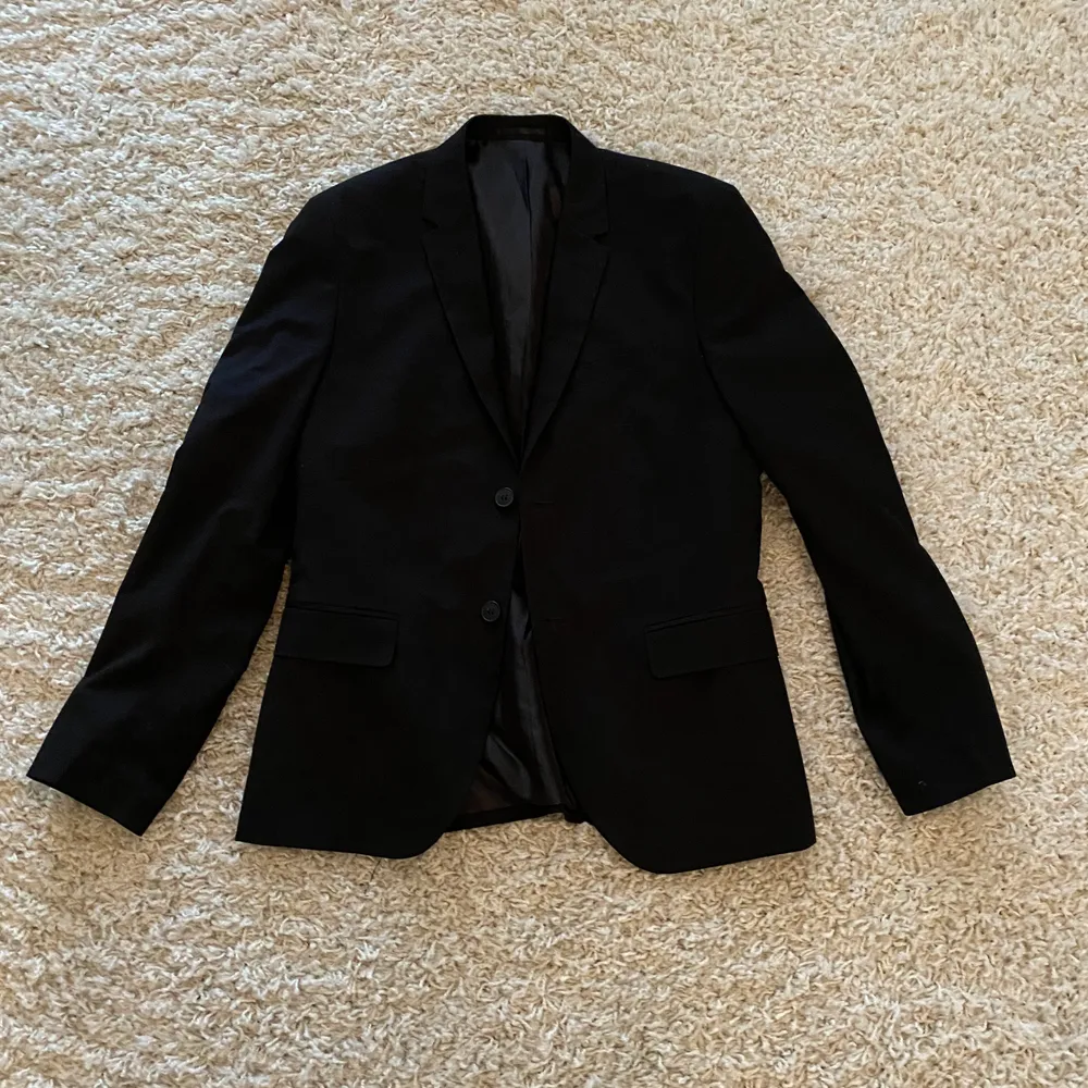 En kavaj från hm som kan användas nu till hösten över en tröja som jacka eller bara som kavaj. Säljer pga för liten. Kostymer.
