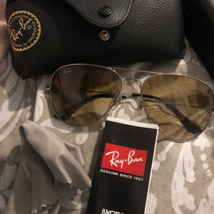 Rayban solglasögon - Säljer min pojkväns solglasögon. Helt nya. Aldrig andvända. Om dom ska postas så får köparen stå för frakten. Jag vet inte riktigt vad frakten kostar.