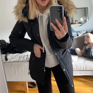 rocobaroco jacka  - Är det nånsin som skulle vara intresserad av denna fina jacka från Roccobaroco? Även om den har brännmärken på ena armen, priset blir såklart mycket billigare pga detta. Den är jättefin i passformen och fin päls. (Ej äkta)