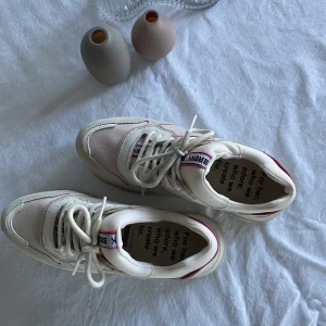 Bronx - Säljer mina chunky sneakers ifrån bronx!! De är i jättefint skick och är bara använda 1 gång. Säljs pga platsbrist!! 