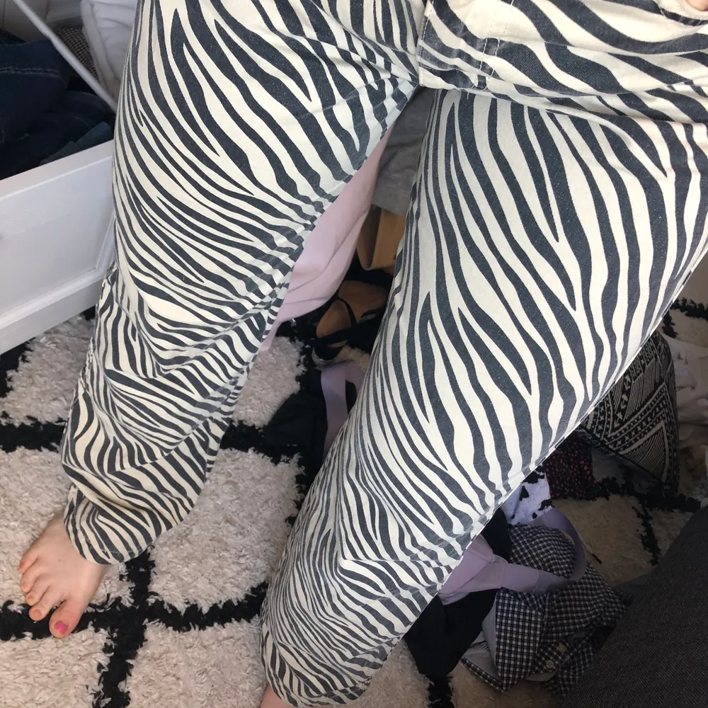 Mjuka sköna stretchiga jeans som är lite vida i zebra . Jeans & Byxor.