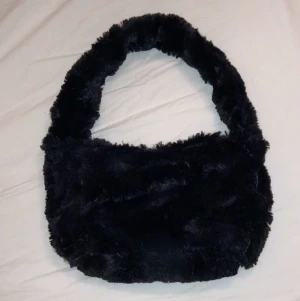 bags - maskinsydda väskor gjorda av secondhand plagg! fluffiga!!!😍😍 skriv privat för fler bilder och specifika detaljer!