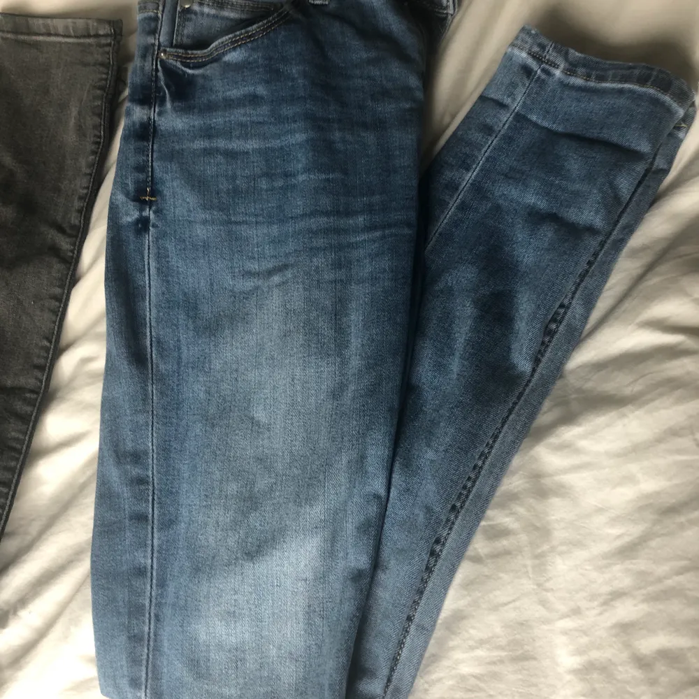 Två par vanliga jeans, ej högmidjade! Ett par mörkgråa och ett år standard blåa. Dem blåa i storlek S och dem gråa i storlek 36🦋 75kr styck. Jeans & Byxor.
