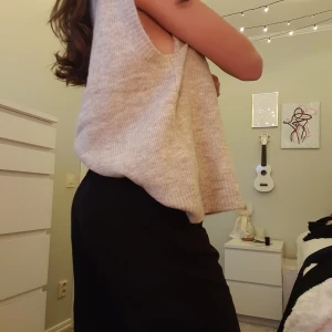 Luftiga byxor - Dessa byxor är perfekta för allt, de är flowie och är bäst till sommarn då de är svalkande men funkar lite när som, storlek 36 från hm och fina i rumpan!