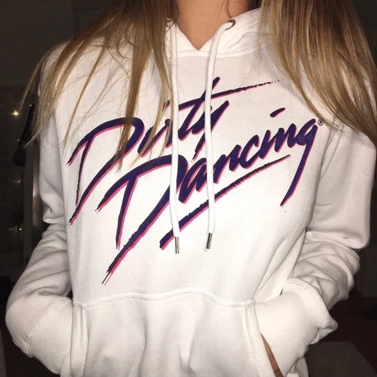 Enkel men snygg hoodie, slogan ”dirty dancing” och mysig🤍  Hör av dig vid intresse eller frågor❣️. Hoodies.