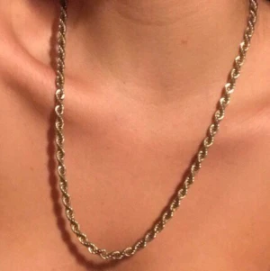 Vintage guldkedja - Tvistad, guldfärgad kedja! (Inte äkta guld men i fint skick). Köpt vintage. Superfin längd :) [Frakt tillkommer<3]