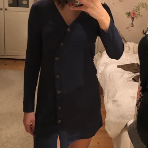 DIVIDED klänning - DIVIDED mörkblå klänning, använd en gång. Perfekt till hösten! Fraktar endast då jag har sjukt mycket att göra just nu💗 skickas spårbart!