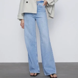 Jeans från Zara🥰🥰 - Superfina och sköna jeans från Zara. Dessa är mina absoluta favortitjeans, säljer tyvärr för att dem är för stora nu. Storlek 40🥰  köparen står för frakt! (Lånade bilder, skriv privat om ni vill ha andra)