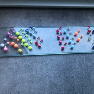 Navelpiecing  - Fina navelpiecing smycken. I coola olika mönster och färger. Köp hur många du vill. De kostar 9kr styck.