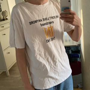 T-Shirt köpt för 300kr, har liten färgfläck pga mix med annan färgtvätt men det är knappt märkvärdigt