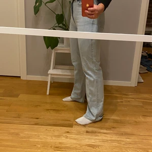 Ljusblåa vida jeans med slits - (Bilder på min syrra) Ljusblåa vida jeans med slits på båda innersidorna. Ifrån Weekday i storlek 28 vilket motsvarar 36 typ. Bra skick. Frakt tillkommer