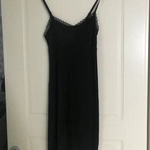 Svart underklänning - Lilla svarta funkar att använda som den är eller som underklänning. 