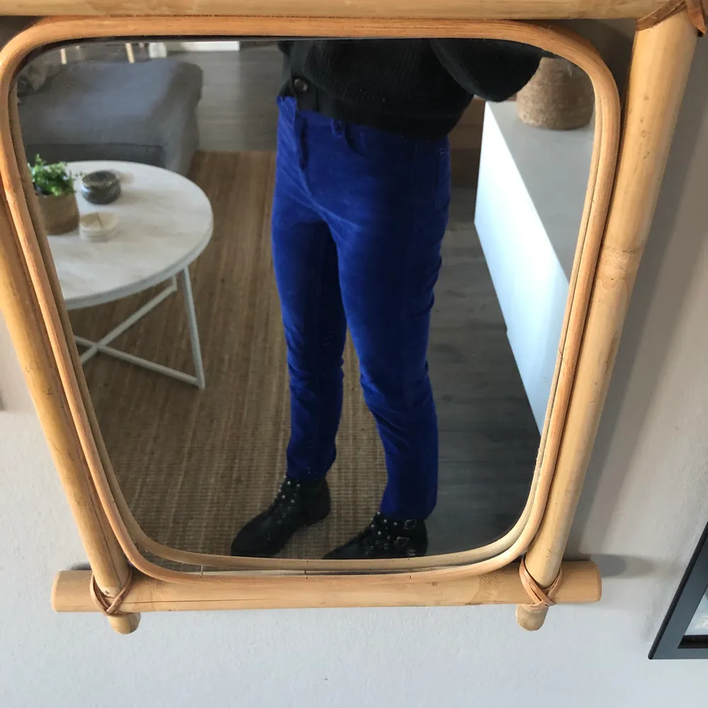 Säljer nu dessa snygga blå manchesterbyxor som jag tyvärr bara använde en gång, och som sen dess bara legat i garderoben! Perfekt längd och ascool färg, köpte för 500kr och kan tänka mig att sälja för 200kr (eller högsta bud)💙 köparen står för frakten, kan alternativt mötas upp!🌈. Jeans & Byxor.