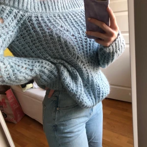 Blå stickad tröja  - En skön blå stickad tröja som är off shoulder från River Island. Stl 40🥰 köparen står för frakten!💋
