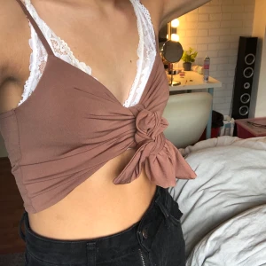 Topp - En topp i strl S, bra i skick och skönt material! Passar M oxååå, köparen betalar frakt<3