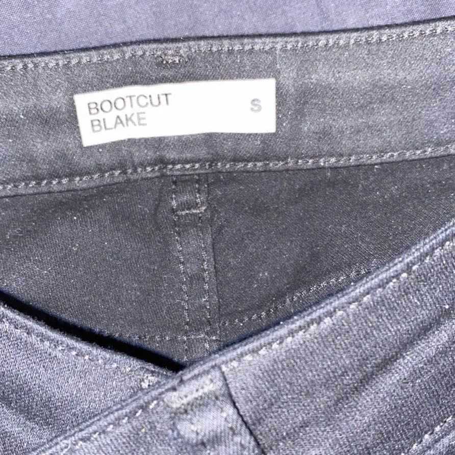 Svarta bootcuts från Cubus i storlek S. Sitter superfint (man får grym stjärt). Extremt dåliga bilder men dom är helsvarta. Använd 1/2 gånger. Säljs pga det inte är min stil längre.. Jeans & Byxor.