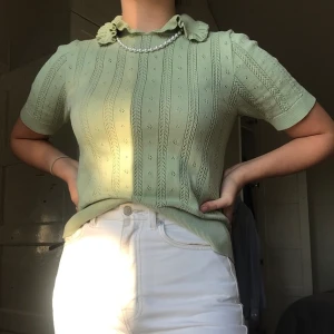 Söt Piké Tröja strlk M - En superfin, helt oanvänd tröja från Monki i pastellgrönt! Perfekt skick, storlek M. Kontakta mig gärna för ev frågor :)) Frakt betalas av köparen