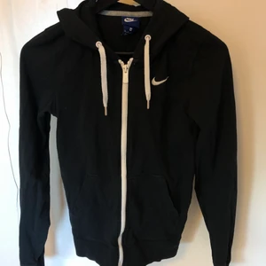 Svart Nike hoodie - Svart hoodie från Nike, Storlek XS, för liten därför jag säljer den