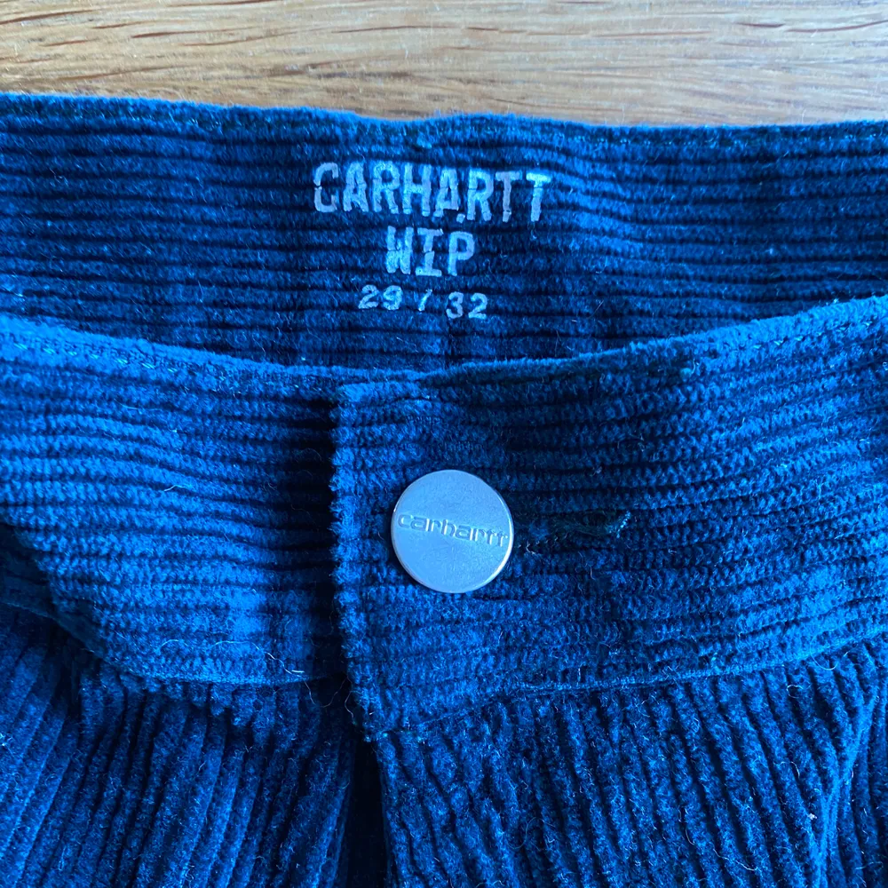 Corduroy simple pants från carhartt. Passar straight/baggy. Storlek 29/32. Blågröna. Pris kan diskuteras.. Jeans & Byxor.