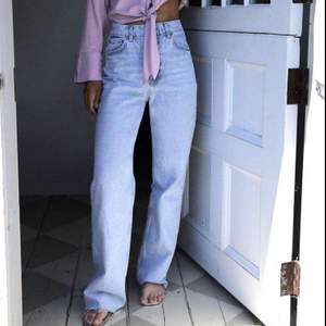 Säljer dessa populära slutsålda Zara jeans! Använd Max 5 gånger och är i nyskick! Bara att skriva om någon vill ha fler bilder. 