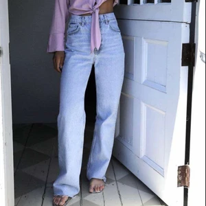 Zara jeans - Säljer dessa populära slutsålda Zara jeans! Använd Max 5 gånger och är i nyskick! Bara att skriva om någon vill ha fler bilder. 