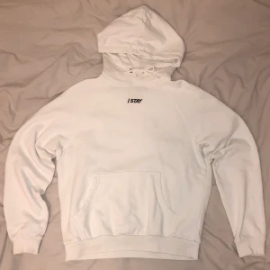 Vit hoodie carlings strl S - Jättefin vit hoode ifrån carlings egna märke ”stay”, inte det minsta nopprig, spårbar frakt 63kr🥰💖