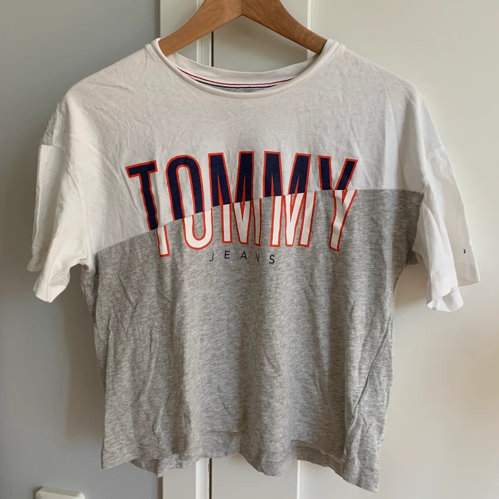 Cool t-Shirt från Tommy Jeans som tyvärr blivit för liten för mig. Den är croppad med slitsar på sidorna. Mycket bra skick och kvalitet! . T-shirts.