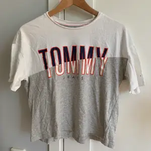 Cool t-Shirt från Tommy Jeans som tyvärr blivit för liten för mig. Den är croppad med slitsar på sidorna. Mycket bra skick och kvalitet! 