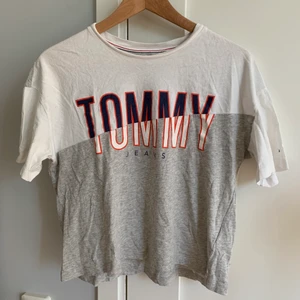 T-Shirt från Tommy Jeans - Cool t-Shirt från Tommy Jeans som tyvärr blivit för liten för mig. Den är croppad med slitsar på sidorna. Mycket bra skick och kvalitet! 