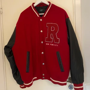 varsity baseball jacka  - Cool varsity/baseball jacka. Fint skick, säljer pga att jag inte använder den. Frakt tillkommer. Kan mötas i Lund 💕💕💕💕💜💜❤️skriv om ni vill ha fler bilder!! Lägg bud om det är många intresserade 