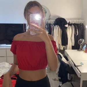 Off shoulder topp, M  - En fin röd off shoulder topp från H&M, storlek M💘