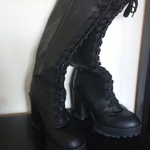 Svarta boots storlekar 39, trevliga och enkla att använda. Inte mycke använda. 