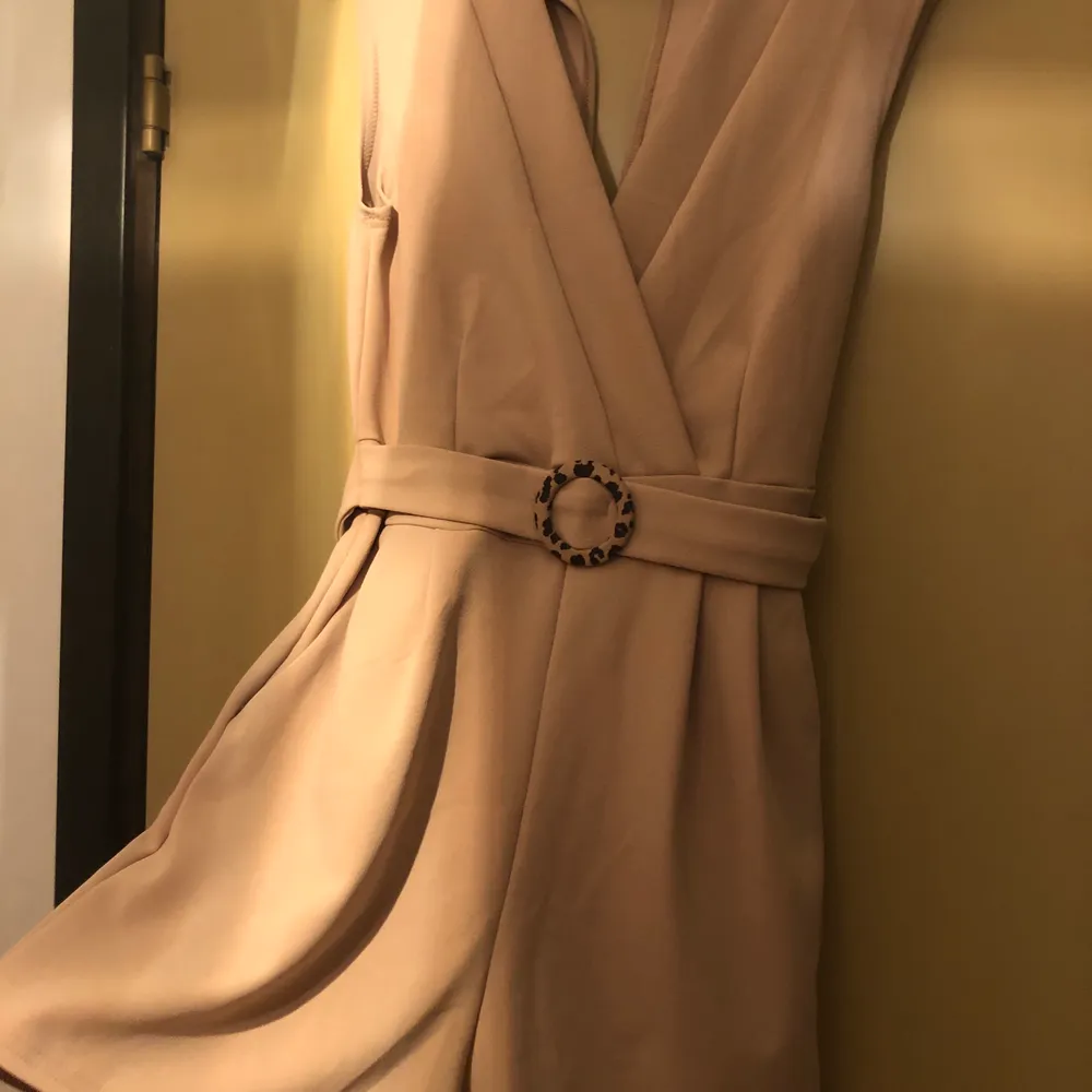 Beige byxdress storlek M. Aldrig använd. 250 kr  Finns att hämtas i Karlskrona, i stan.  Fraktas för 63 kr  . Övrigt.