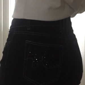 vintage jeans - svarta vintage jeans med gulliga detaljer! stretchiga och köpta alldeles nyligen på 2hand☺️☺️ skulle säga att byxorna är i strl S/M men hör av er om ni vill ha tydligare mått!! märket är robell! hör av er vid frågor 🎃