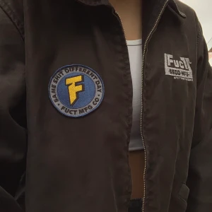 FUCT SSDD Jacka - Funderar på att sälja min skitballa Fuct SSDD jacka! Nypris runt 2300. Kontakta mig för mer info om jackan eller märket eller vid intresse mm. Buda i kommentarerna! Högsta bud: 300kr