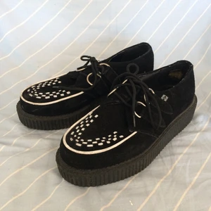 T.U.K platform creeper 39 - Säljer mina fina creepers då jag inte använder dem längre. De är i storlek 39 och kan antingen hämtas i Malmö eller postas