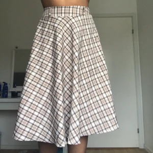 Kjol Korea M/L - Kjol från Korea, definieras som one size men passar M/L. Knappt använd! Kjolen har resårband på baksidan (anpassbar efter din midja).