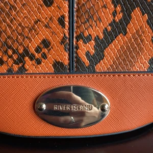 River Island väska  - Snygg lite mindre väska från River Island. Bra skick! 