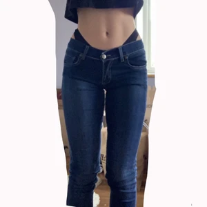 Lågmidjade dolce & gabbana jeans - Knappt använda, det står ”size 29” men jag har typ 26 och dem passar bra förutom att dom är lite stora under knäna och neråt (på mig) men dom är även väldigt stretchiga 