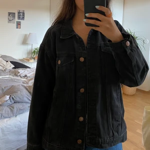 Oversized jeansjacka i svart - Svart oversizedjeans jacka från Monki i storlek xxs men passar mig som är xs/s. Den är lite vintage washed i svart. Skickas med spårbar post via DHL och köparen står för fraktkostnaden, kan annars mötas upp i Lund! 