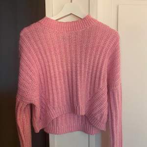 Snygg och skön, rosa stickad tröja från nakd. Passar S & M. Säljs för 100kr (om man kan mötas upp)