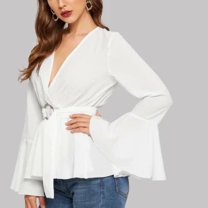 SHEIN vit elegant blus  - Jättesnygg vit blus med bälte. Lätt att styla upp den. V hals. St S men tycker att den passar till M också.