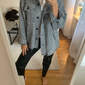 Trendig jacka/skjorta - Fin skjorta/jacka från Zara, inköpt i våras! Knappt använd! 