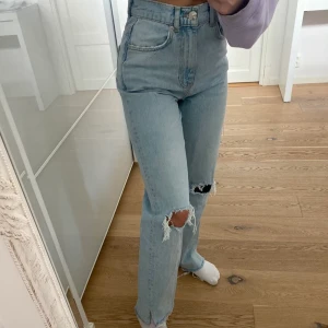 Jeans - Intressekoll på dessa populära 90s high waist jeans från Gina Tricot, storlek 32💙 använda fåtal gånger. Klippt lite i dom själv, men längden passar mig som är ca 160 cm. Även klippt en liten slits (se sista bilden) 500kr + frakt