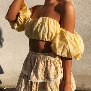 Topp - Superfin gul och härlig topp som passar till både kjol, jeans eller kanske till och med ett par snygga skinnbyxor 🌸💕 BUDA I KOMMENTAERNA (kan skickas mot fraktkostnad) 