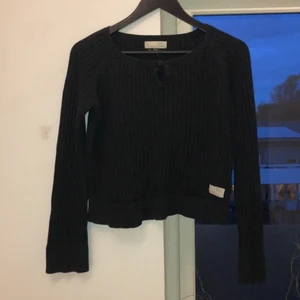 Stickad tröja - Stickad svart tröja från Odd Molly i storlek 1. Köparen står för frakten.