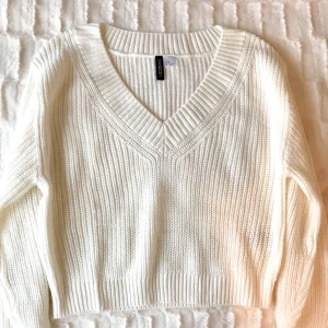 H&M sweater - Helt nytt sweater från H&M 🤍🤍✨ 